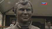бюст Алан Джонса - австралийского пилота Формулы 1 в паддок в музее